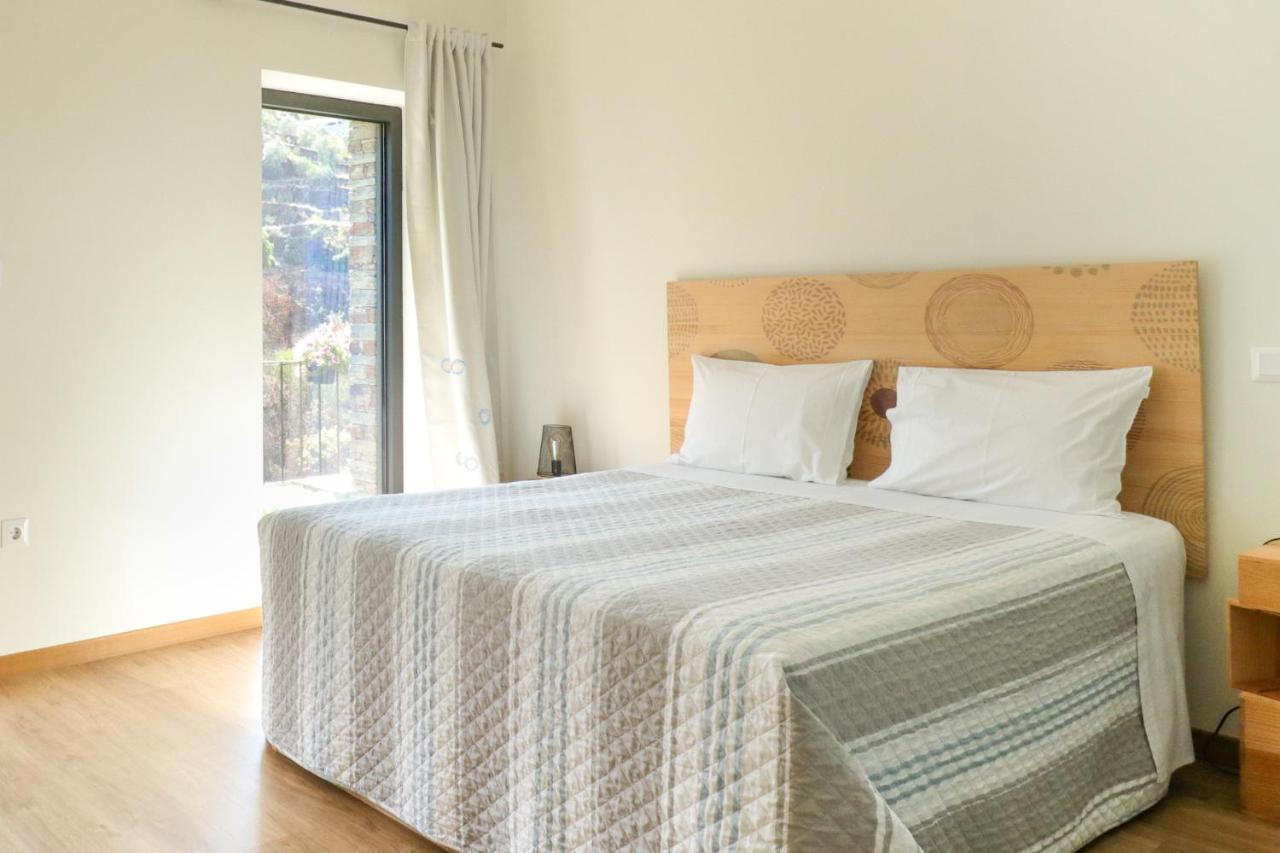 ピニョン Dois Lagares House Bed & Breakfast エクステリア 写真